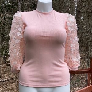 Peach ribbed top w/sheer puff sleeves with flower appliqués size M